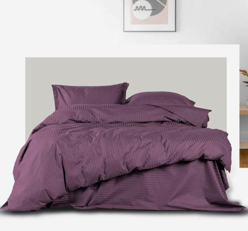 однотонное постельное белье страйп сатин темного сливового цвета фото 1