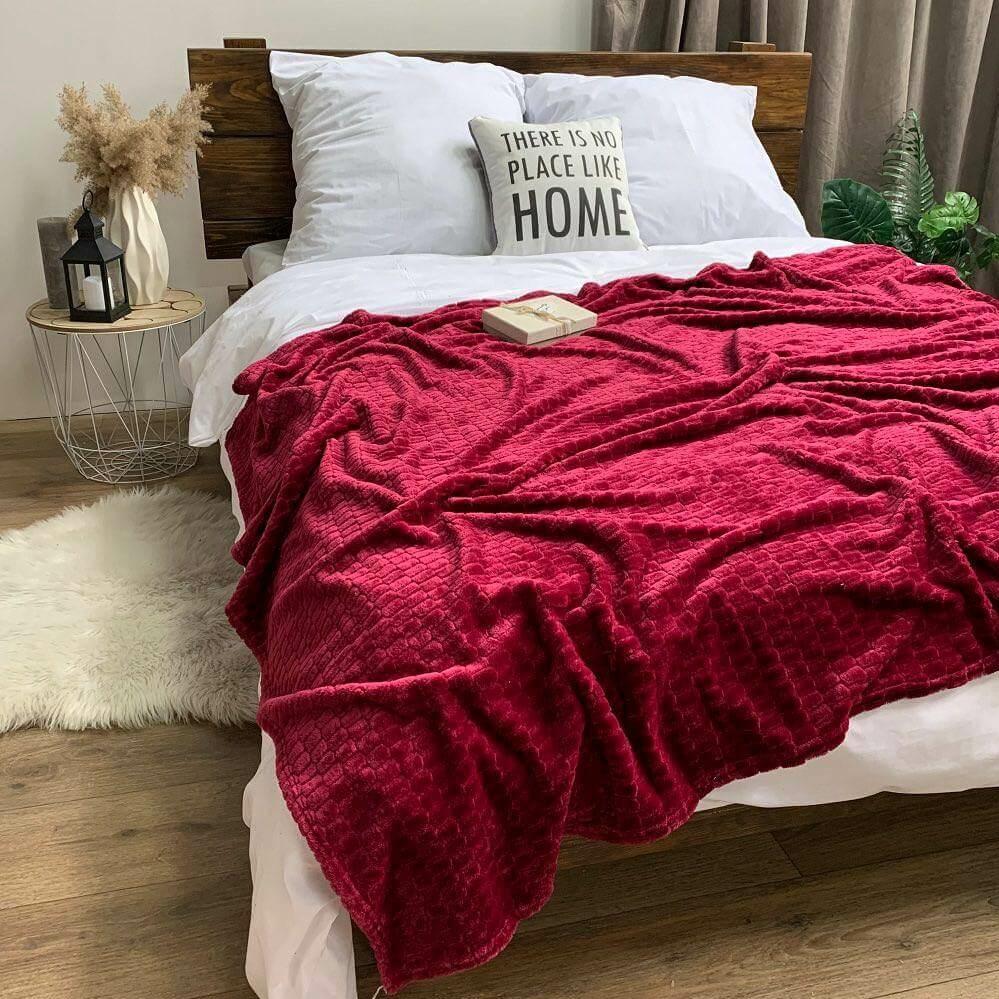 красный плед на кровать велюровый камушки фото 1