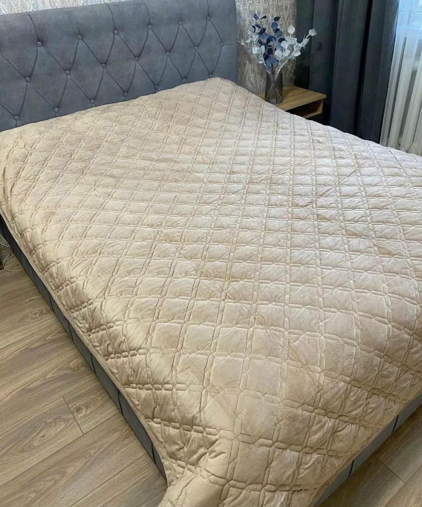 бежевый стеганый велюровый плед на кровать фото 1
