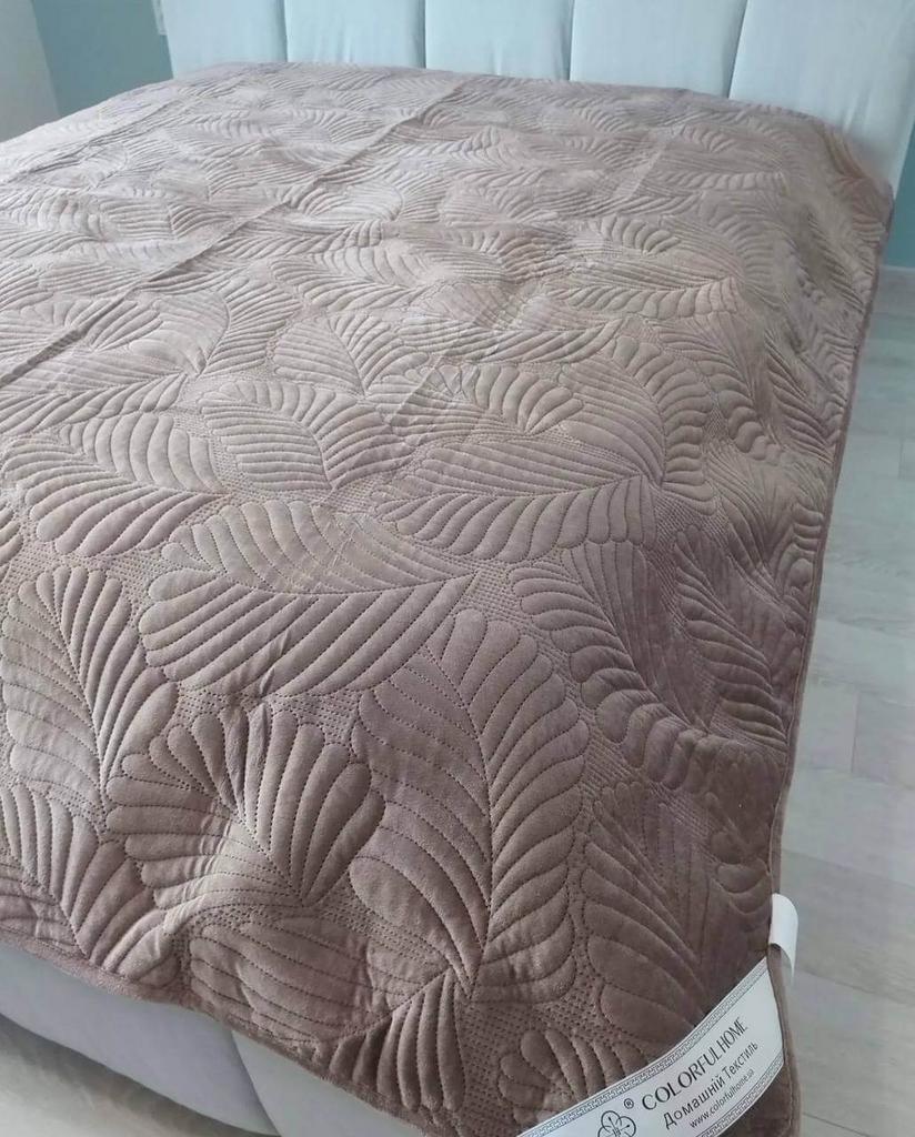 покрывало кофейного цвета со стегаными листьями