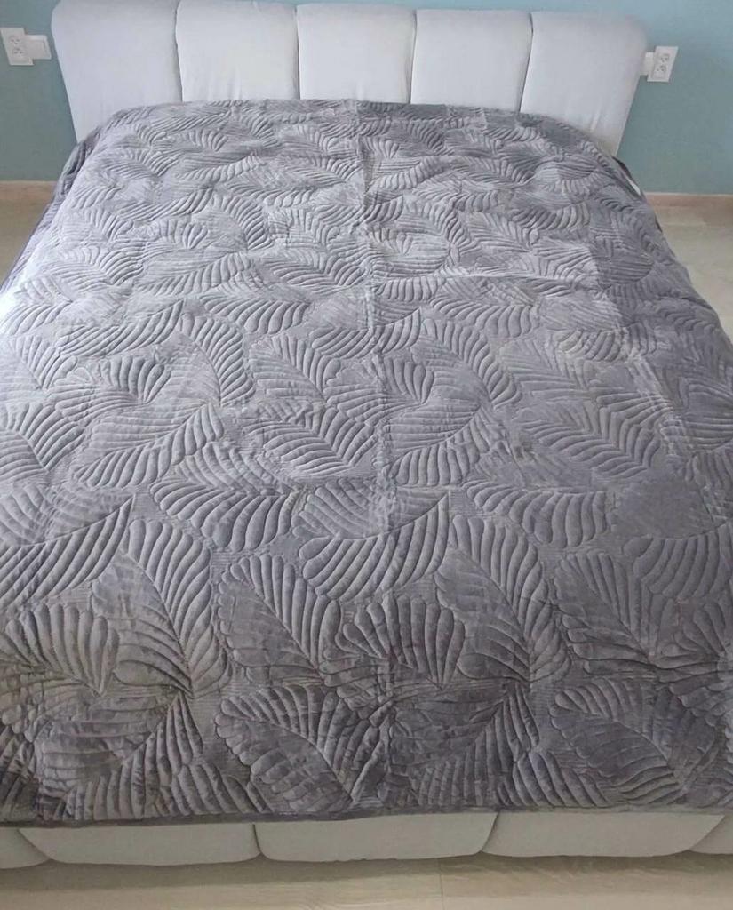 покрывало серого цвета со стегаными листьями