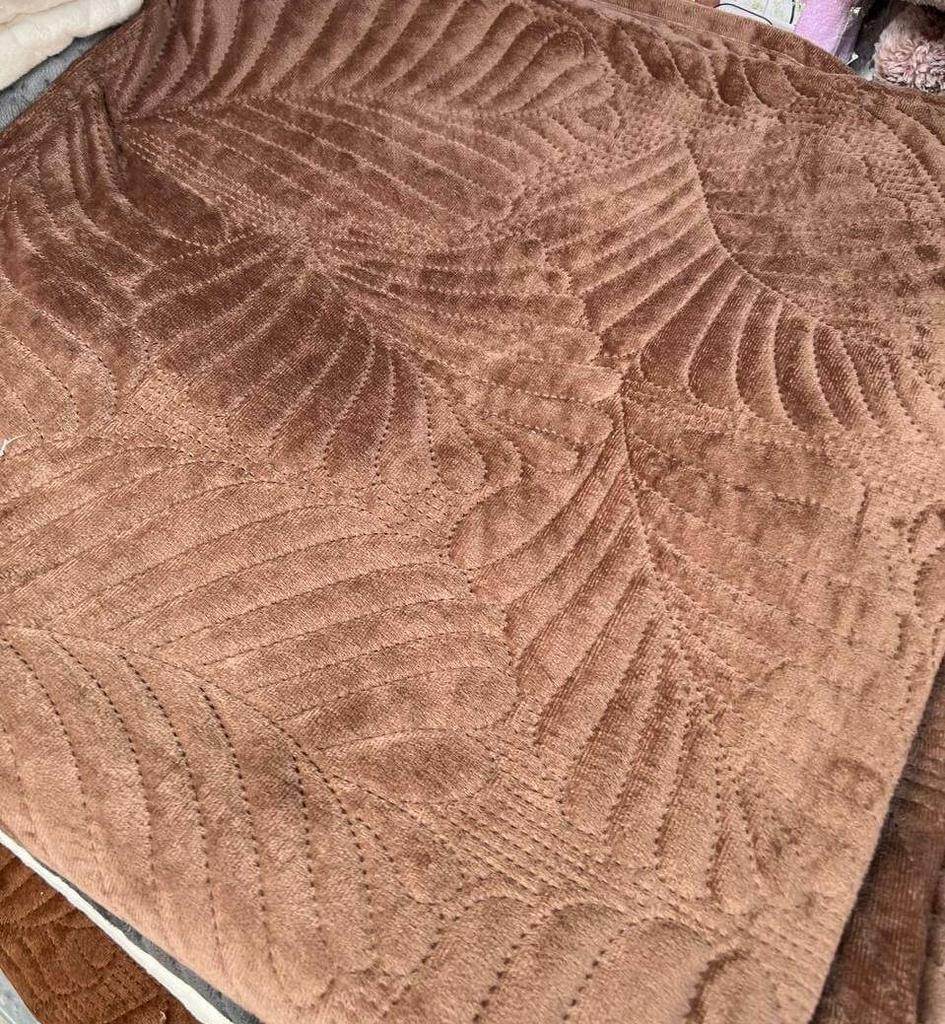 покрывало коричневого цвета со стегаными листьями