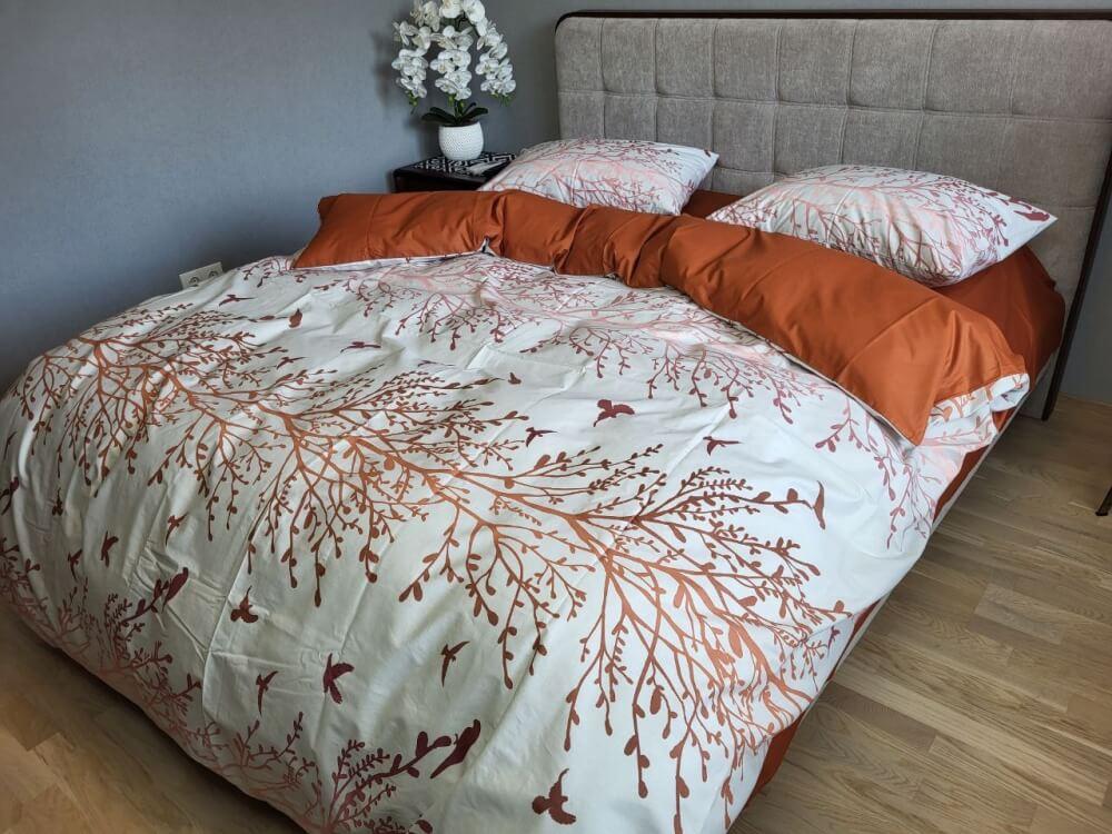 терракотовое постельное белье ветками дерева и птицами фото 1