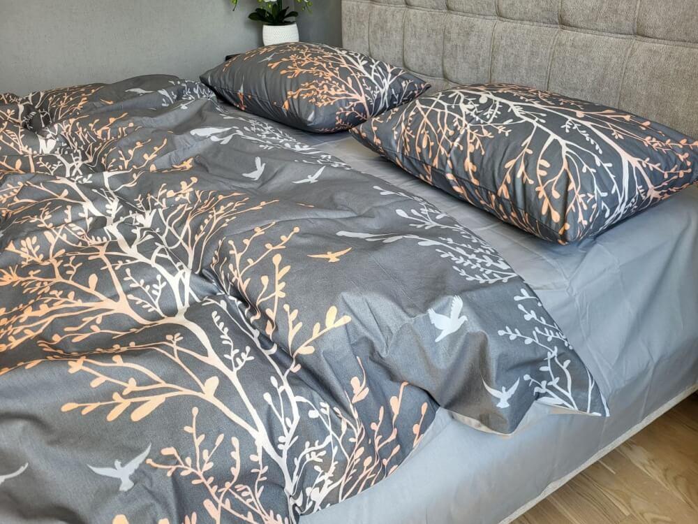 серое постельное белье ветками дерева и птицами фото 1