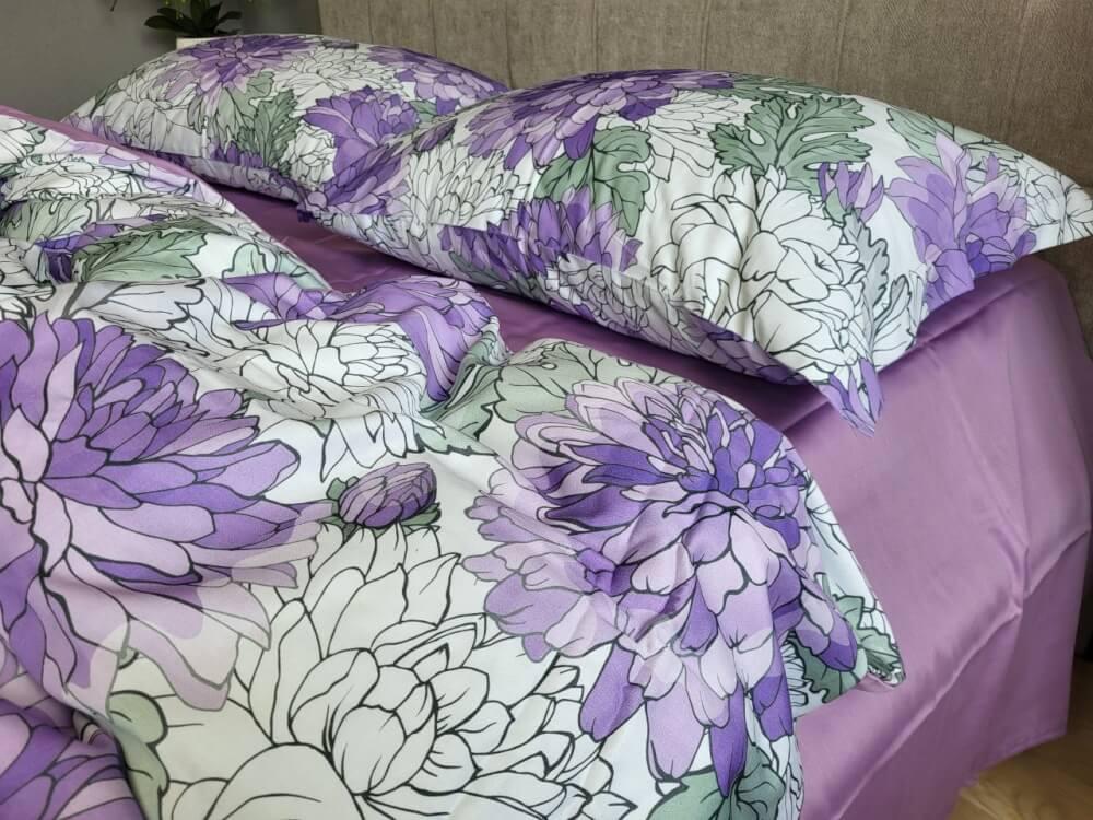 постельное белье сатин премиум фиолетового цвета с крупными цветами фото 1