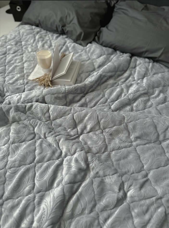 серое стеганое покрывало тиснение фото 1