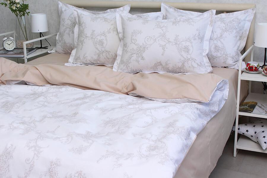 белое постельное белье с бежевыми вензелями фото 1