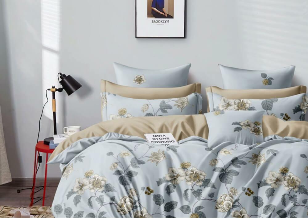 нежное постельное белье сатин пастельного цвета с цветами и серыми листьями фото 1