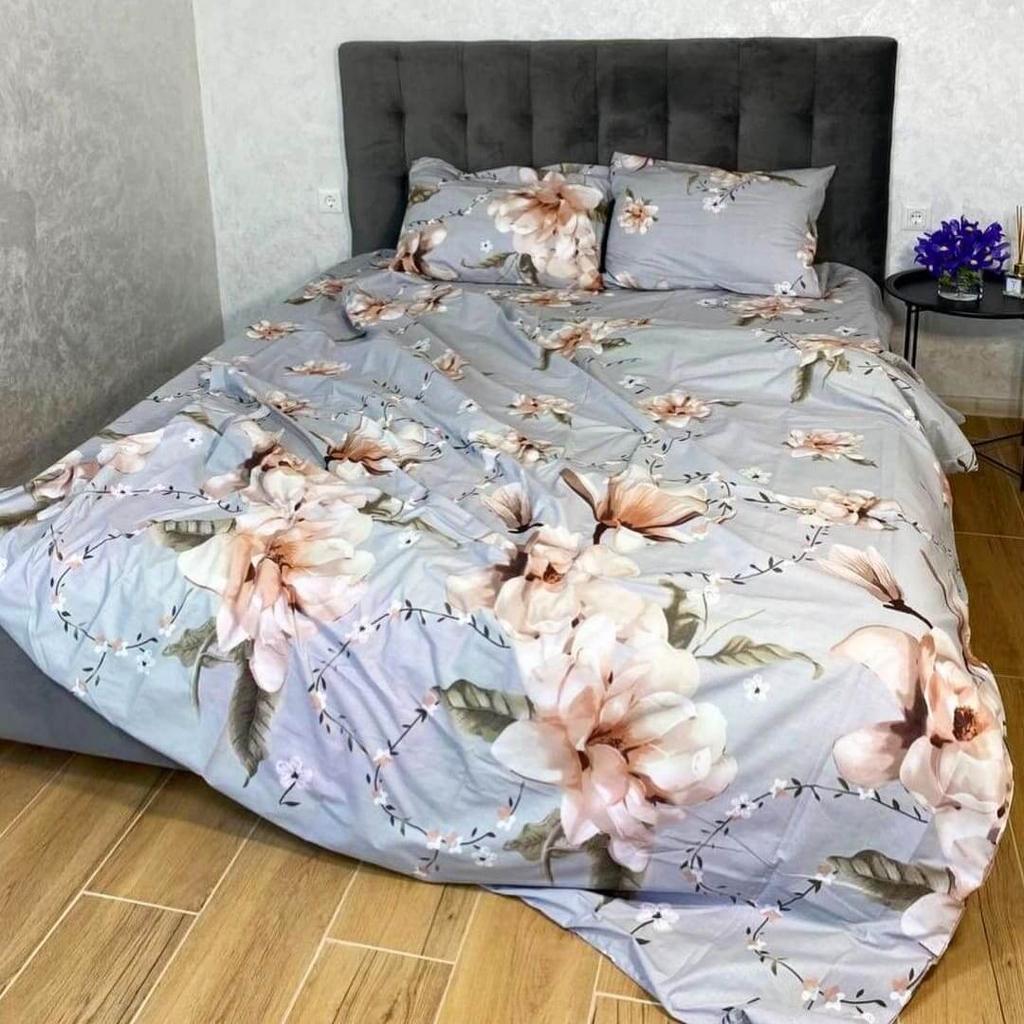 серое постельное белье с крупными светлыми цветами