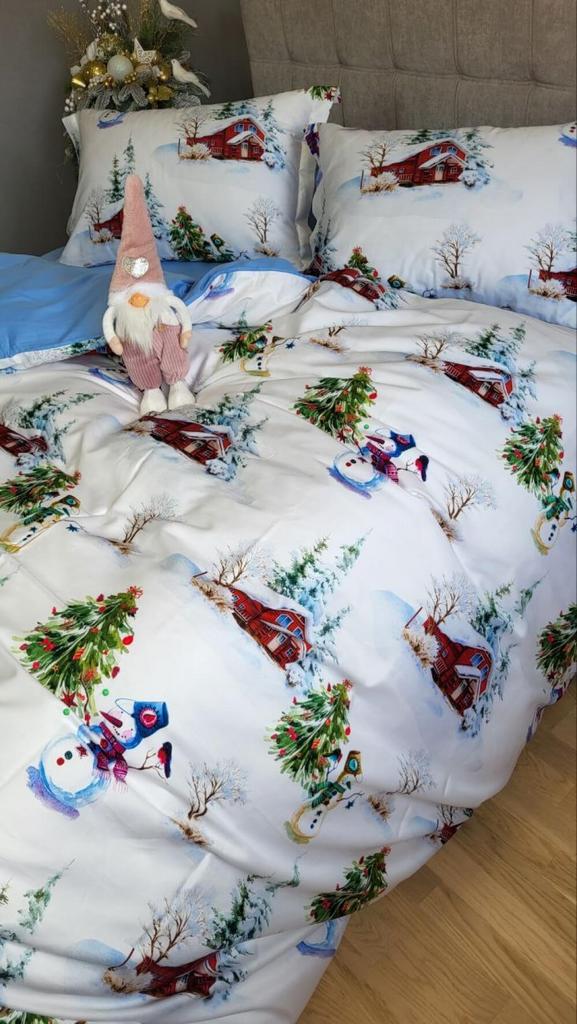 новогоднее постельное белье сатин с заснеженным домиком, елками и снеговиками фото 1
