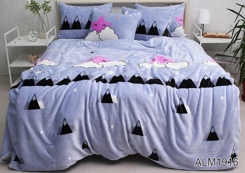 велюровое постельное белье голубого цвета с горами, облаками и звездами фото 1