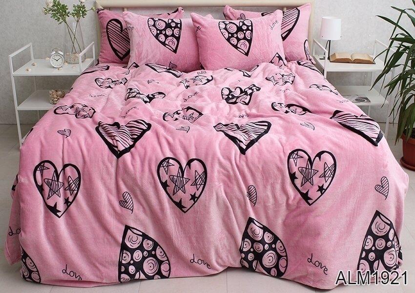розовое велюровое постельное белье с черными сердечками фото 1
