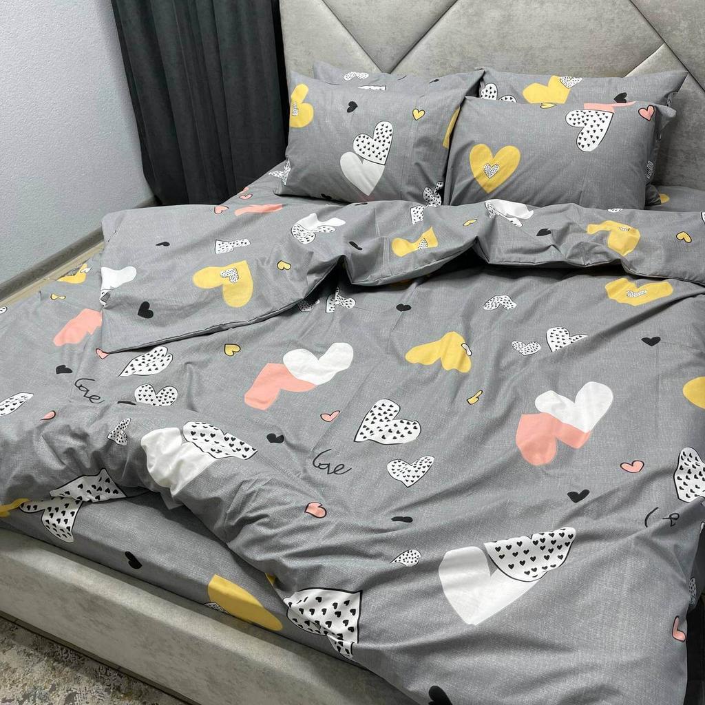 серое постельное белье с белыми, розовыми и желтыми сердечками