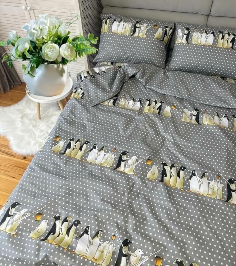 постельное белье серого цвета с пингвинами на фоне в горошек фото