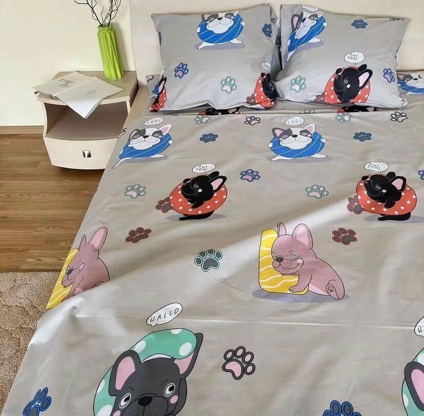 постельное белье с маленькими мопсами на сером фоне фото 1