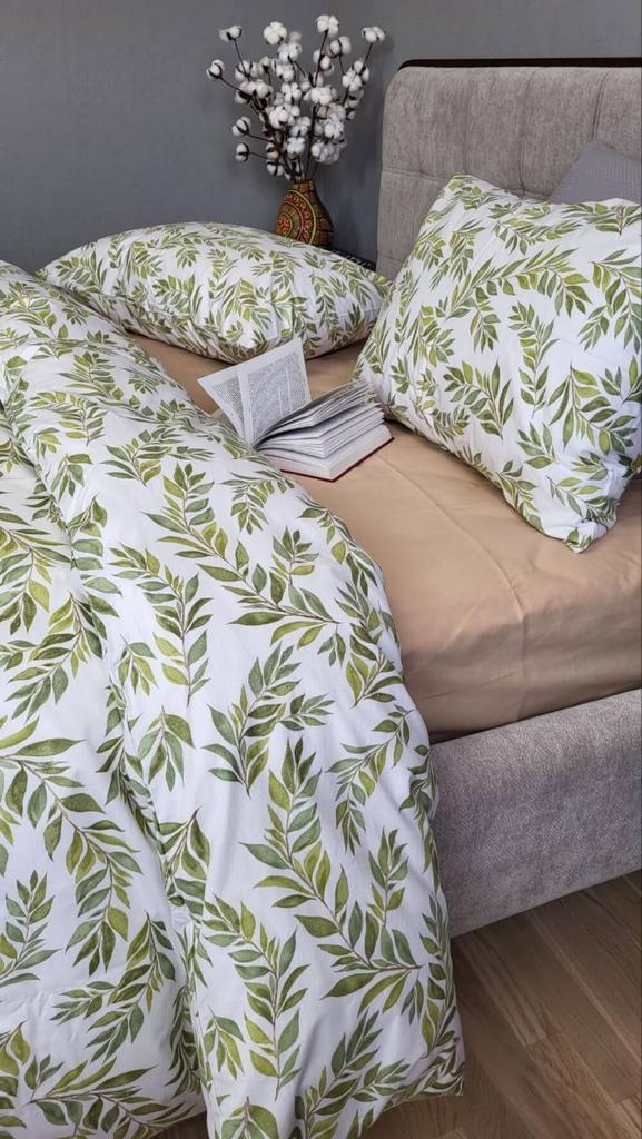 постельное белье ранфорс с зелеными листьями и однотонной простыней фото 1