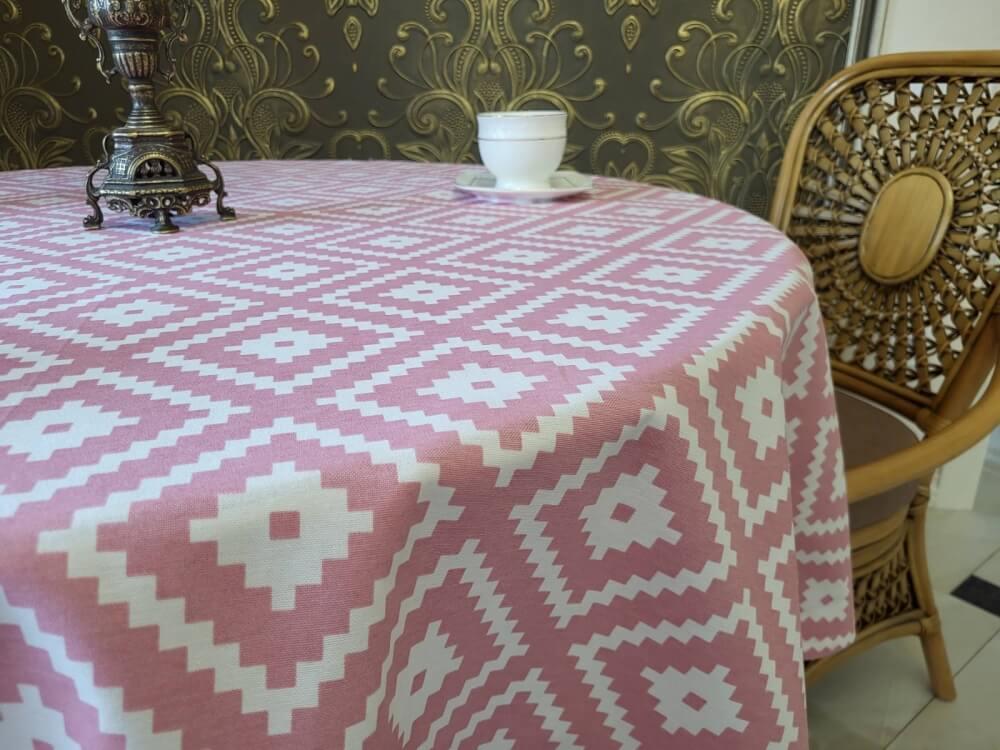 тефлоновая скатерть водоотталкивающая на круглый с розовым рисунком орнамент фото 1