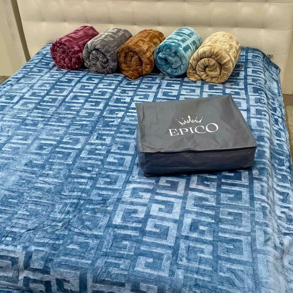 плед однотонный с логотипом модного дома, цвет на выбор фото 1