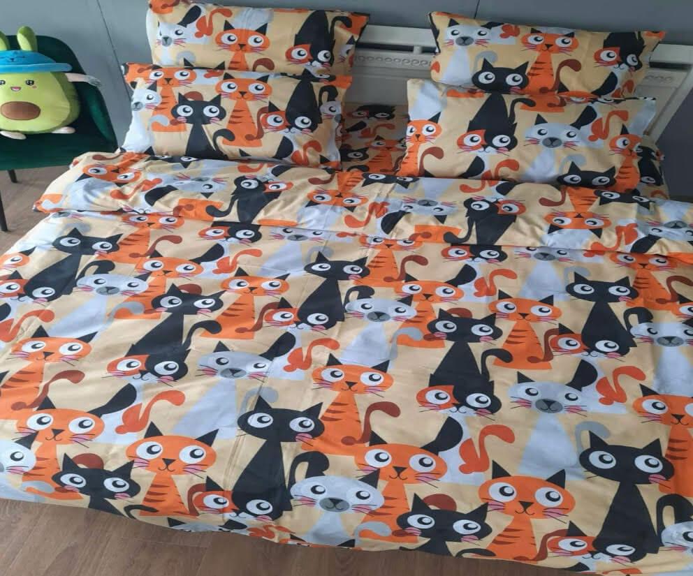 постельное белье с оранжевыми и черными котиками