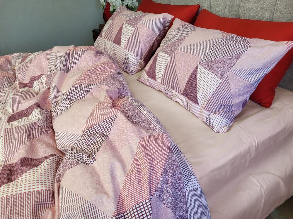 розовое помтельное белье фланель с рисунком печворк и однотонной розовой простыней фото 1