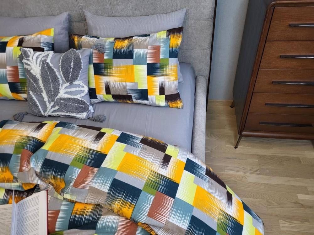 постельное белье фланель серо-оранжевого цвета с геометрическим рисунком и однотонной простыней фото 1