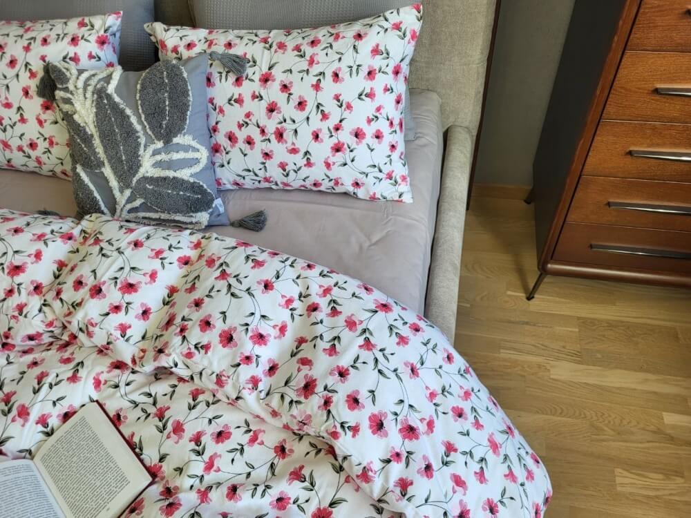 постельное белье фланель с красными цветами на белом фоне и однотонной серой простыней фото 1