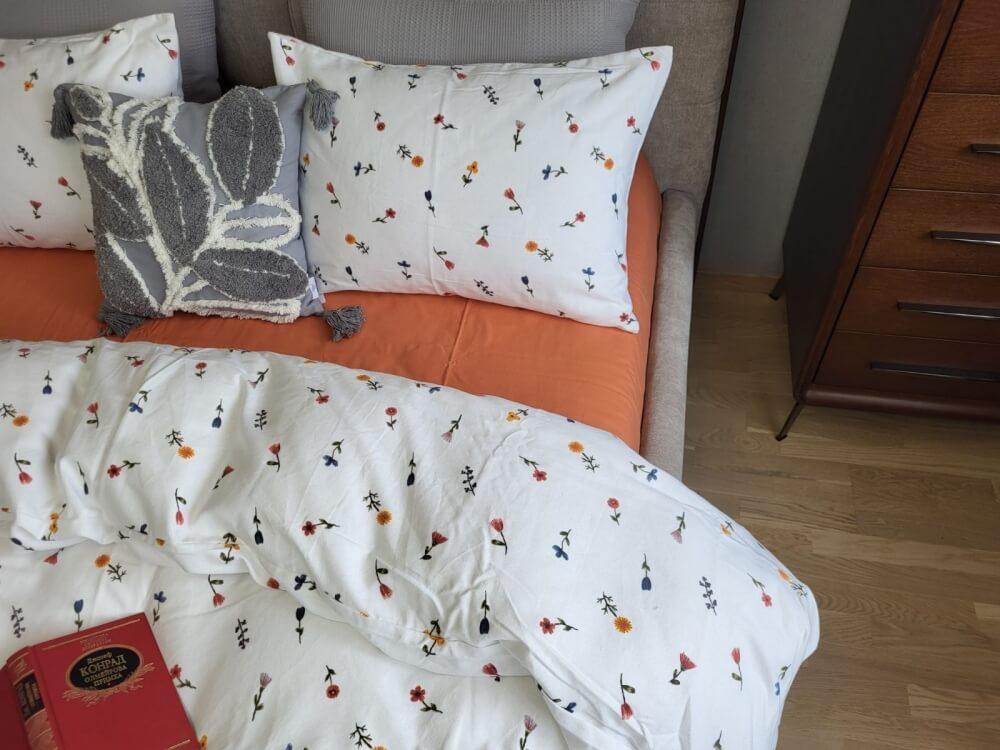 постельное белье фланель мелкие цветы на белом фоне и однотонная оранжевая простынь фото 1