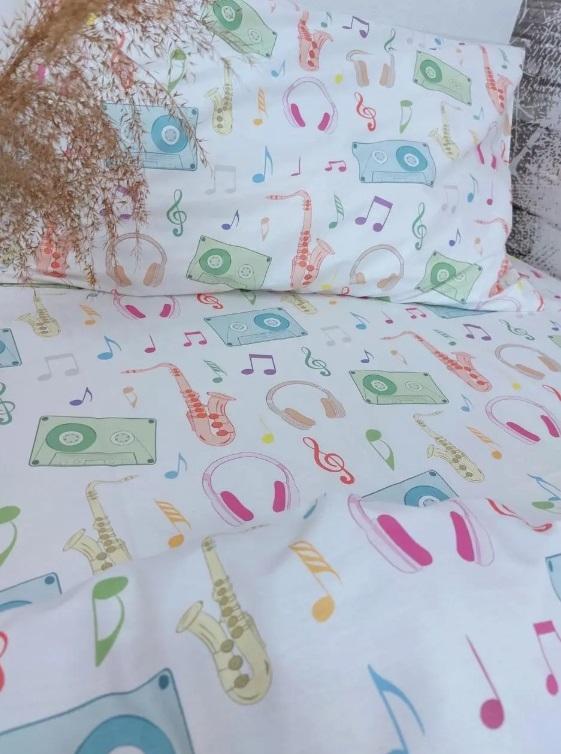 детское постельное белье на музыкальную тематику с наушниками, кассетой, саксофоном, нотами фото 1