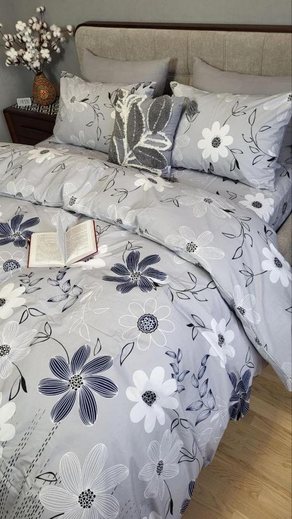 серое постельное белье с крупными цветами из бязи премиум качества фото 3