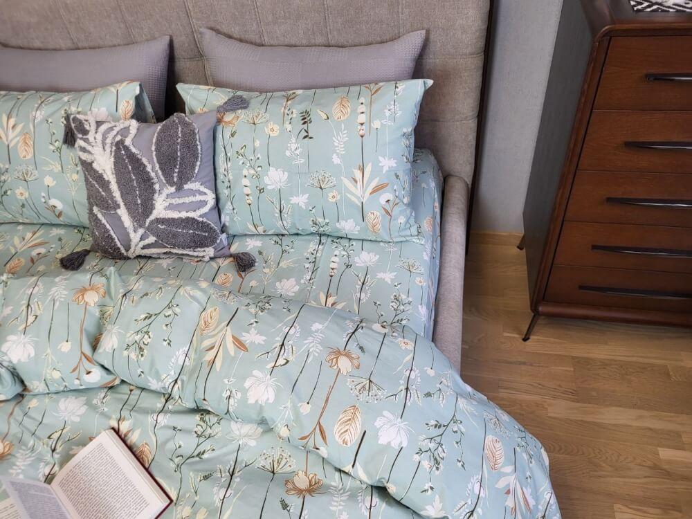 Мятное постельное белье с бежевыми цветами фото 1