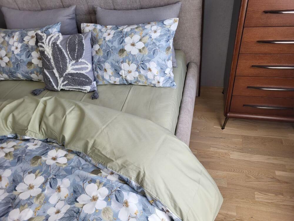 постельное белье сине-серого цвета с белыми цветами фото 3