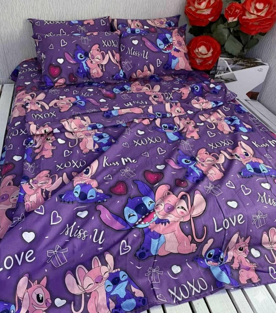 детское постельное белье фиолетового цвета со стичтем который обнимается и надписями love, miss