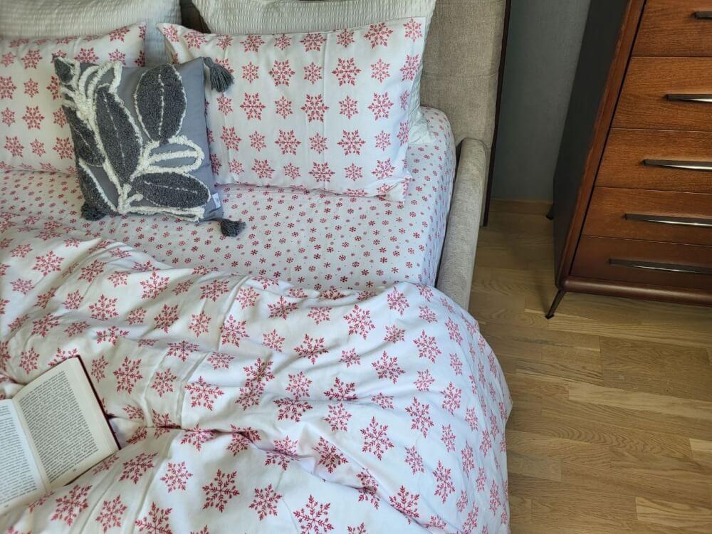 новогоднее постельное белье из фланели с красными снежинками фото 1