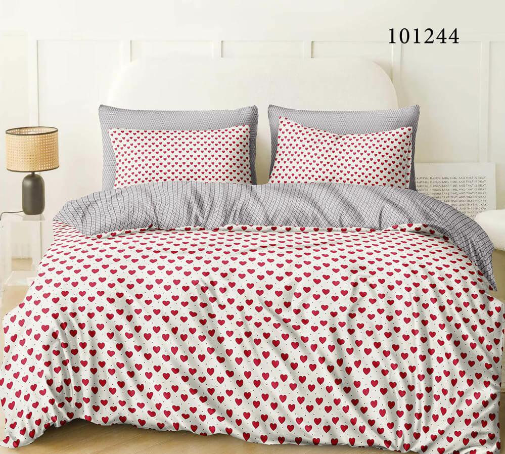 молочное постельное белье с красными сердечками и серой простыней