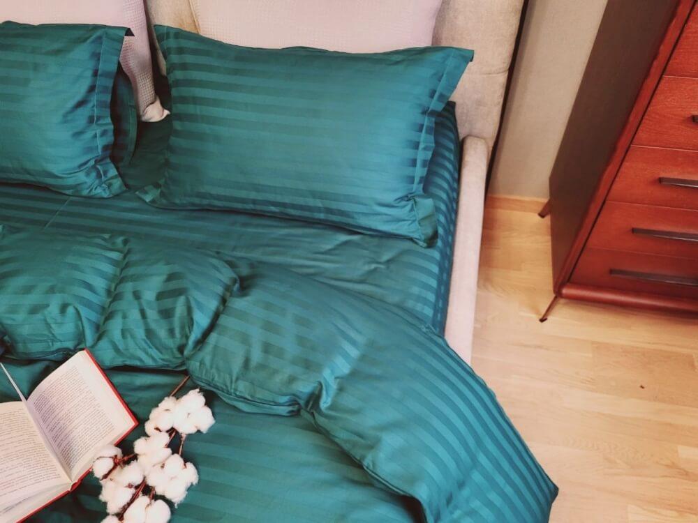 постельное белье страйп сатин изумрудного цвета с полоской 2*2 фото 1