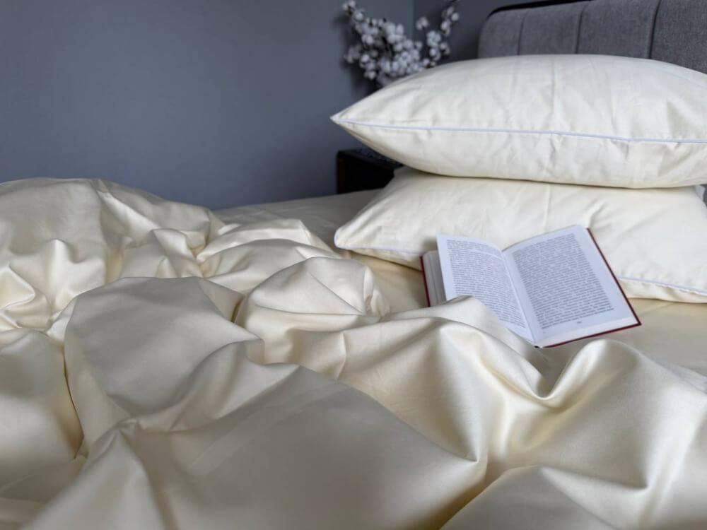 однотонное постельное белье ванильного цвета наволочки с кантом фото 1