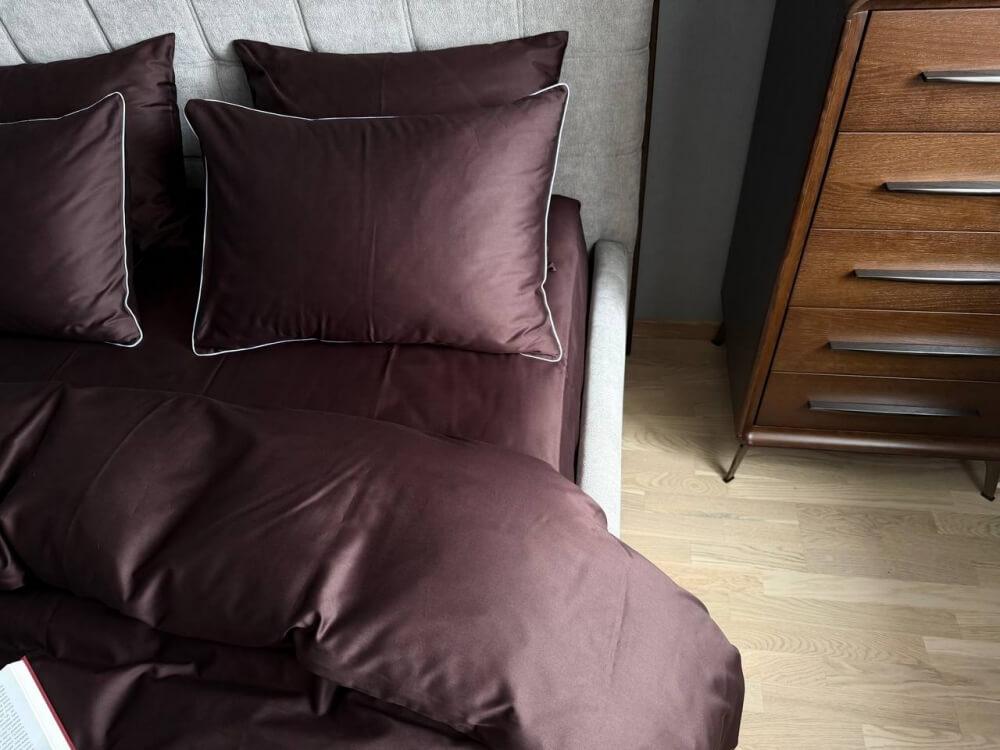 однотонное постельное белье сатин темно-коричневого цвета с наволочками с кантом фото 1