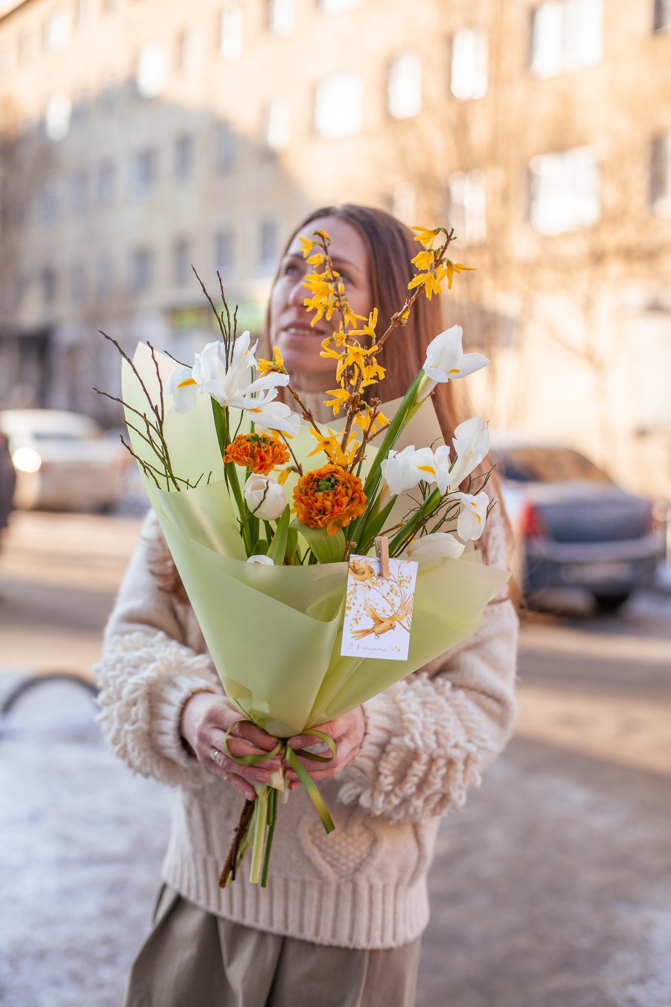 8 МАРТА > Весенний микс. Ирисы, форзиция, лютики и тюльпаны купить в  интернет-магазине