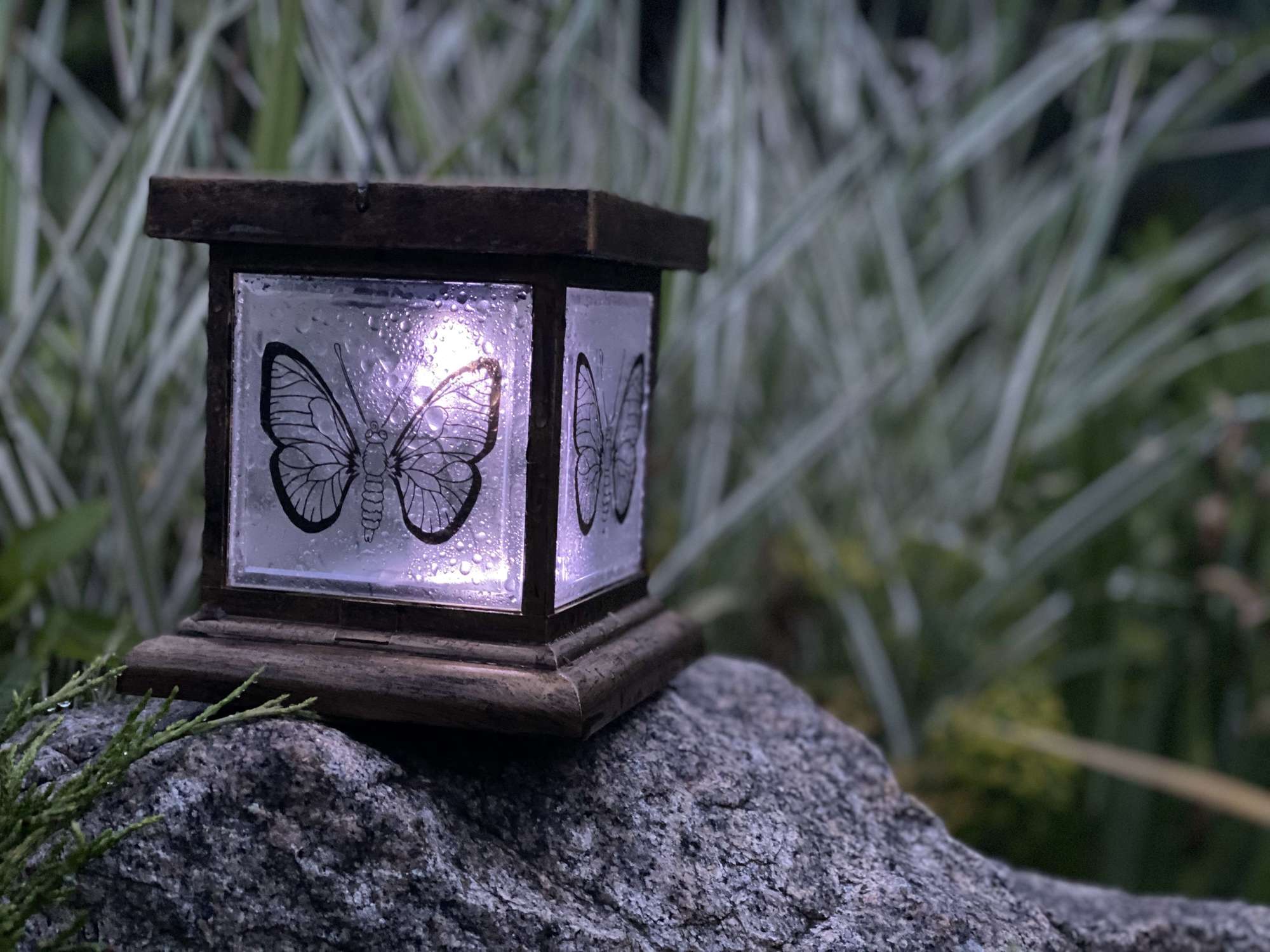 Садовый светильник с бабочкой