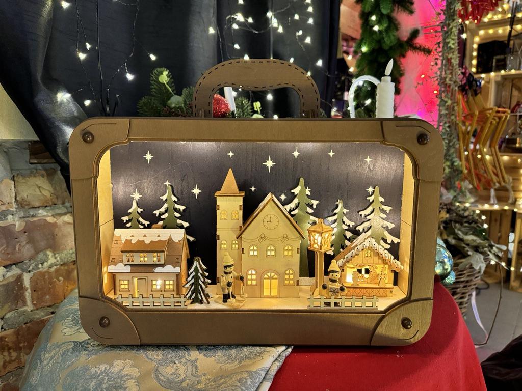 Декоративный чемоданчик с альпийской деревушкой