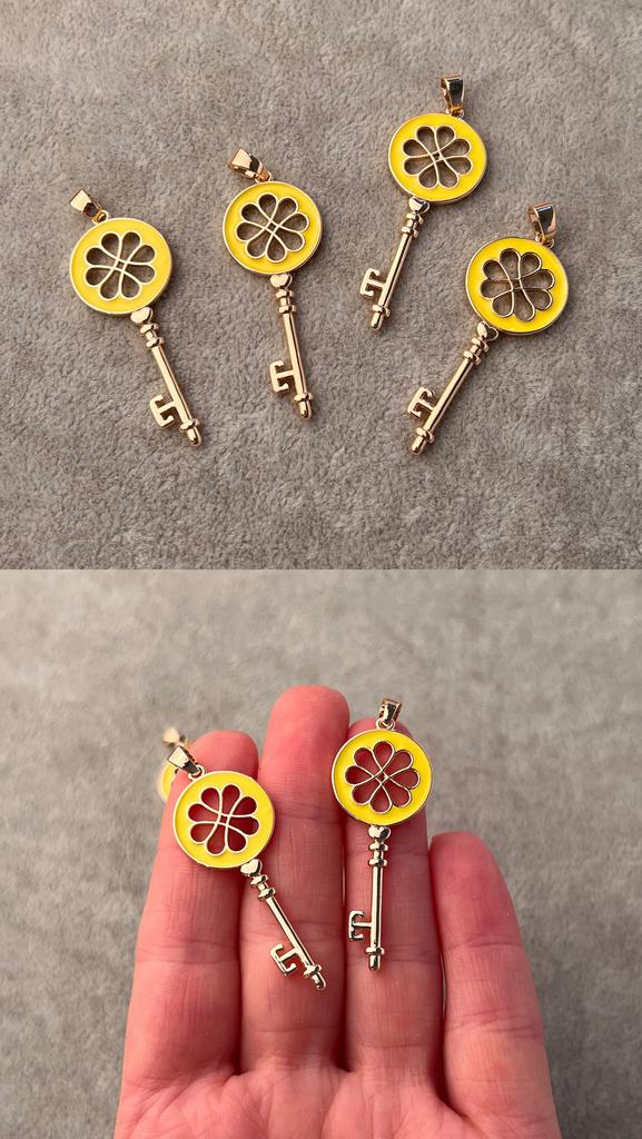 Подвеска с позолотой и эмалью 42 х 17 мм