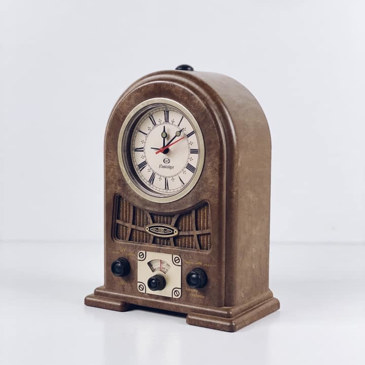 Радіо-годинник у ретро стилі FM-041