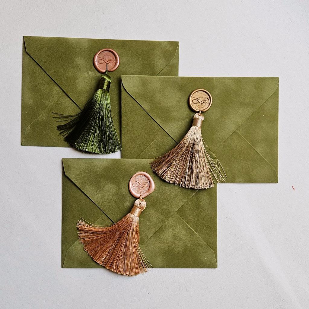 Конверт бархатнтй з китицею. Оливка