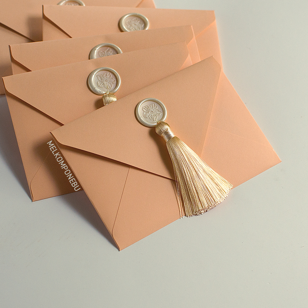 Конверт бумажный с кисточкой. Персиковый