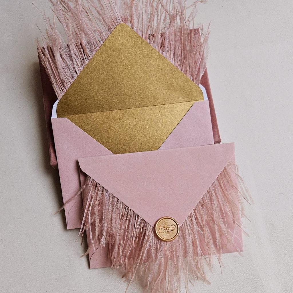 Конверт бархатний з пір'ям і сургучем. Рожевий з рожевим