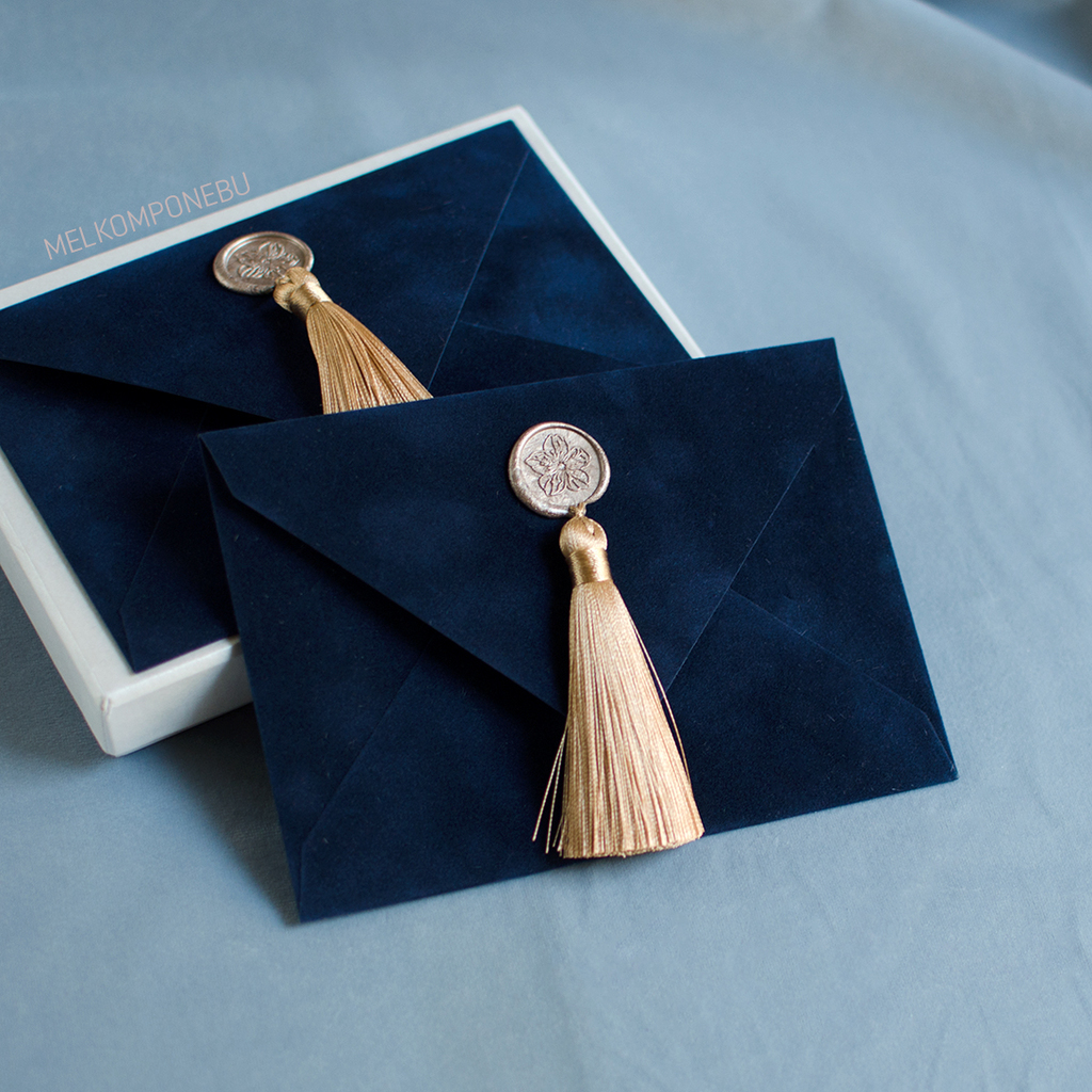 Конверт бархатний з китицею. Сапфір з золотом/сріблом