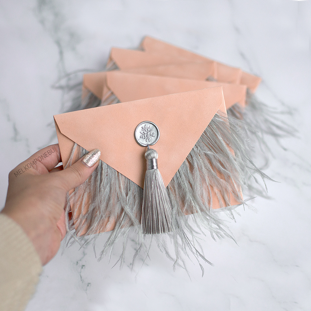 Конверт бархатний з китицею та пір'ям. Персик з сріблом