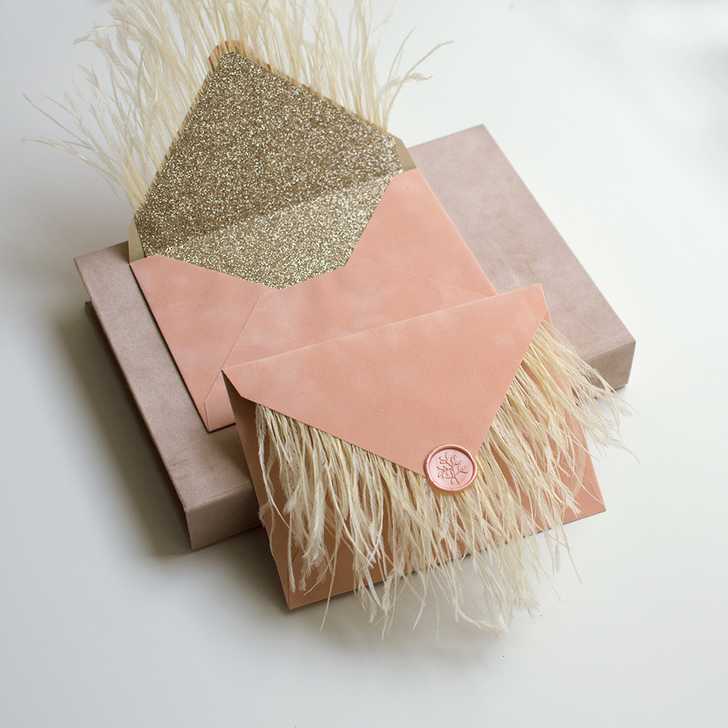 Конверт бархатний з пір'ям та сургучем. Персик з ваніллю