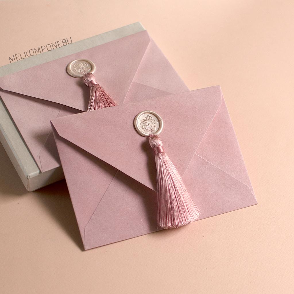 Конверт бархатний з китицею. Ніжно-рожевий