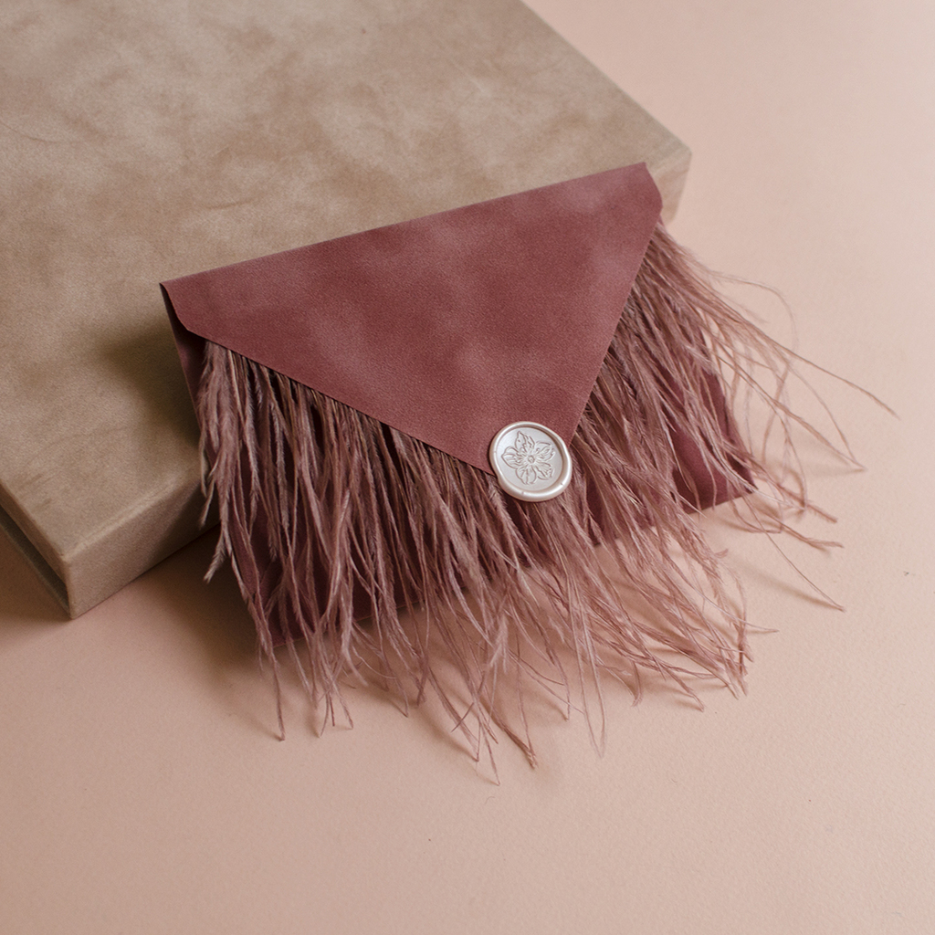 Конверт бархатний з пір'ям і сургучем. Темно-рожевий з рожевим